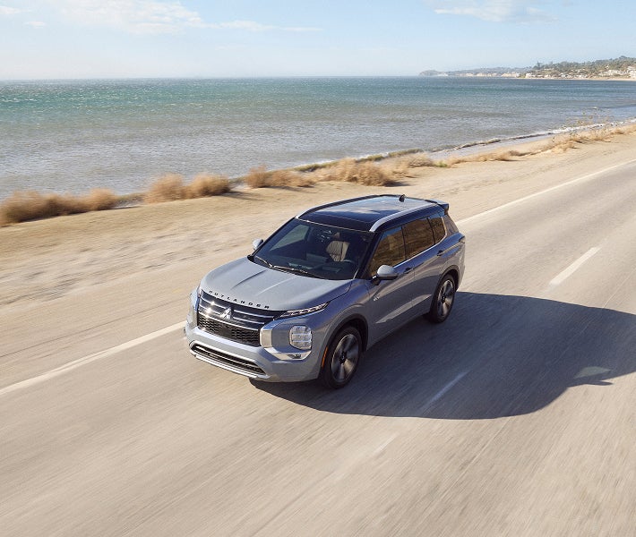 میتسوبیشی اوتلندر PHEV در مسیر ساحلی